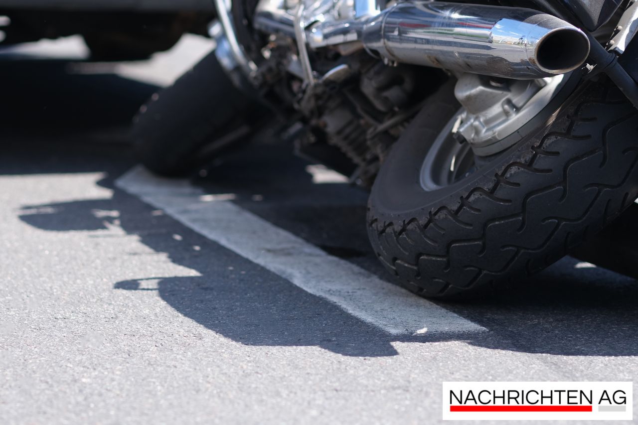 Motorradfahrer bei A73-Unfall schwer verletzt – Spurwechsel sorgte für Crash
