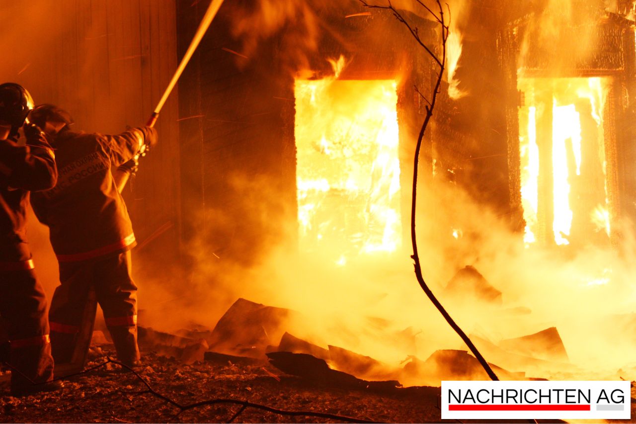 Großbrand auf Aussiedlerhof: 240 Feuerwehrleute im Einsatz!